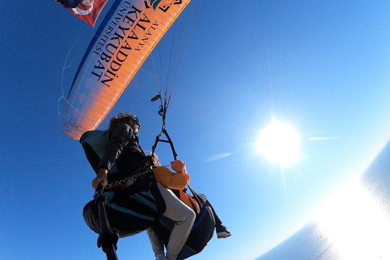 TAZELENME ÜNİVERSİTESİ ÖĞRENCİLERİ CUMHURİYET BAYRAMINI GÖKLERDE KUTLADI TAZELENME ÜNİVERSİTESİ ÖĞRENCİLERİ CUMHURİYET BAYRAMINI GÖKLERDE KUTLADI
