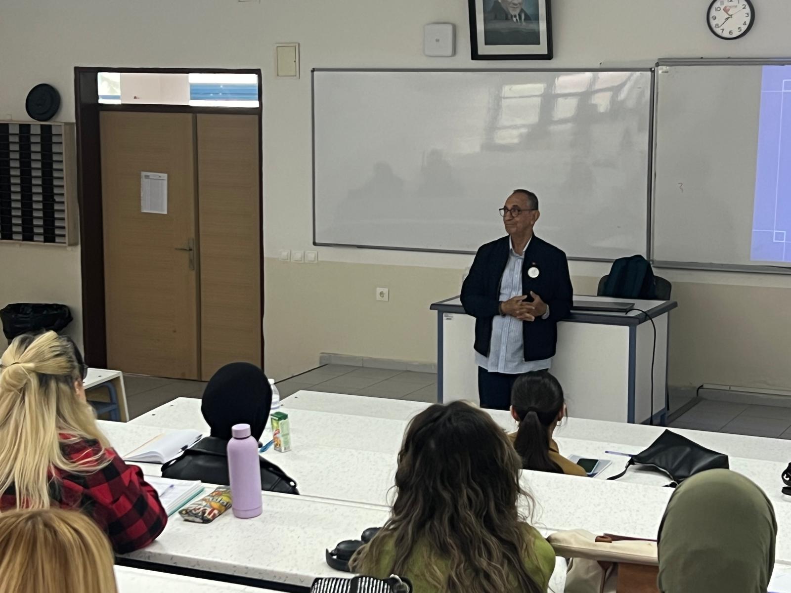 TAZE ÖĞRENCİMİZDEN GENÇ ÖĞRENCİLERİMİZE DERS SUNUMU